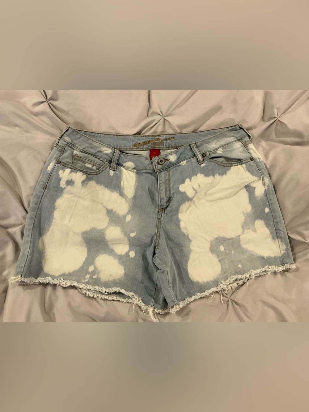 EUC - Junior’s Arizona Light Blue Bleached Denim Shorts - Size 19